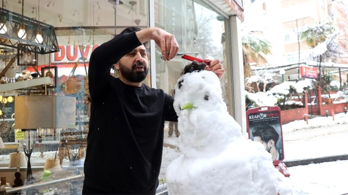 İzmitli berber müşteri bulamayınca kardan adamı tıraş etti