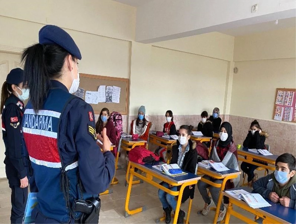 Jandarma öğrencilerin ders zili heyecanına ortak oldu