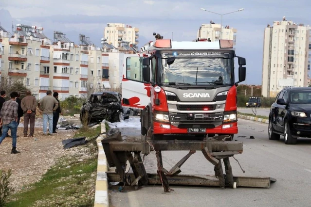 Kamyona çarpan otomobil alev alev yandı