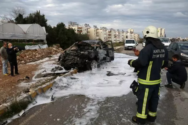 Kamyona çarpan otomobil alev alev yandı