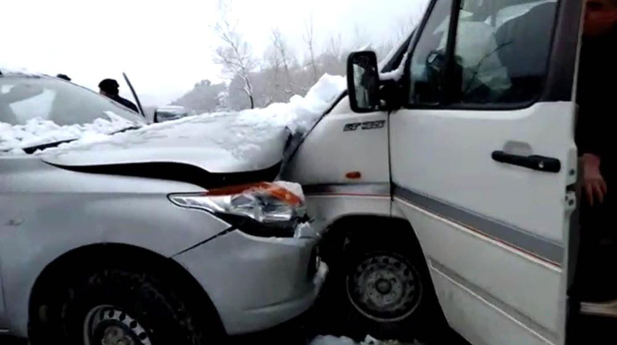 Kamyonet ve işçi servisi kafa kafaya çarpıştı: 2 yaralı