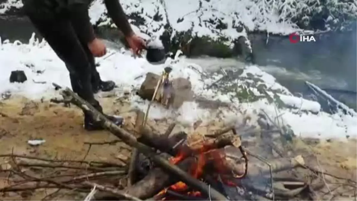 Kar suyundan çay yaptı, buz gibi suya girdi