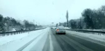 Kar yağışı Yalova'da da etkili oluyor. Araçlar buzlanan yollarda kaldı