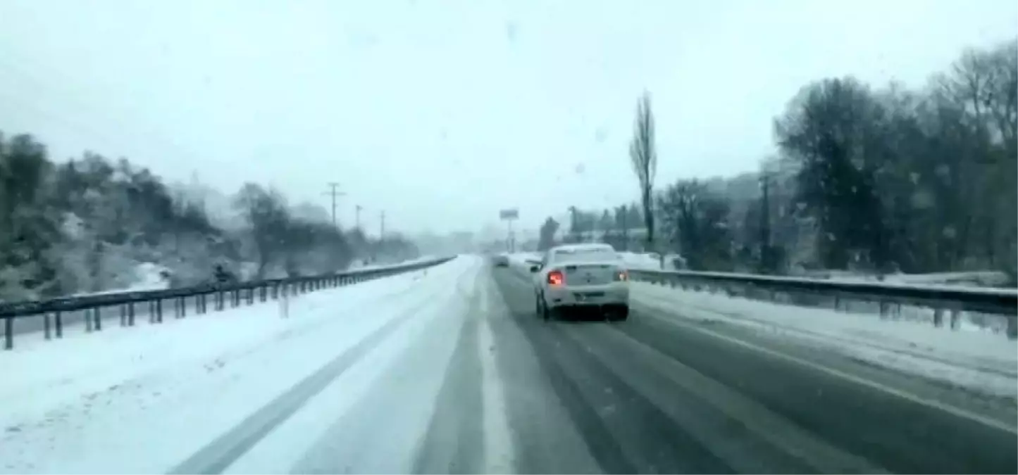 Kar yağışı Yalova'da da etkili oluyor. Araçlar buzlanan yollarda kaldı