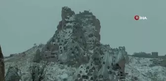 Kar yağmasıyla birlikte peribacaları görsel şölen sundu