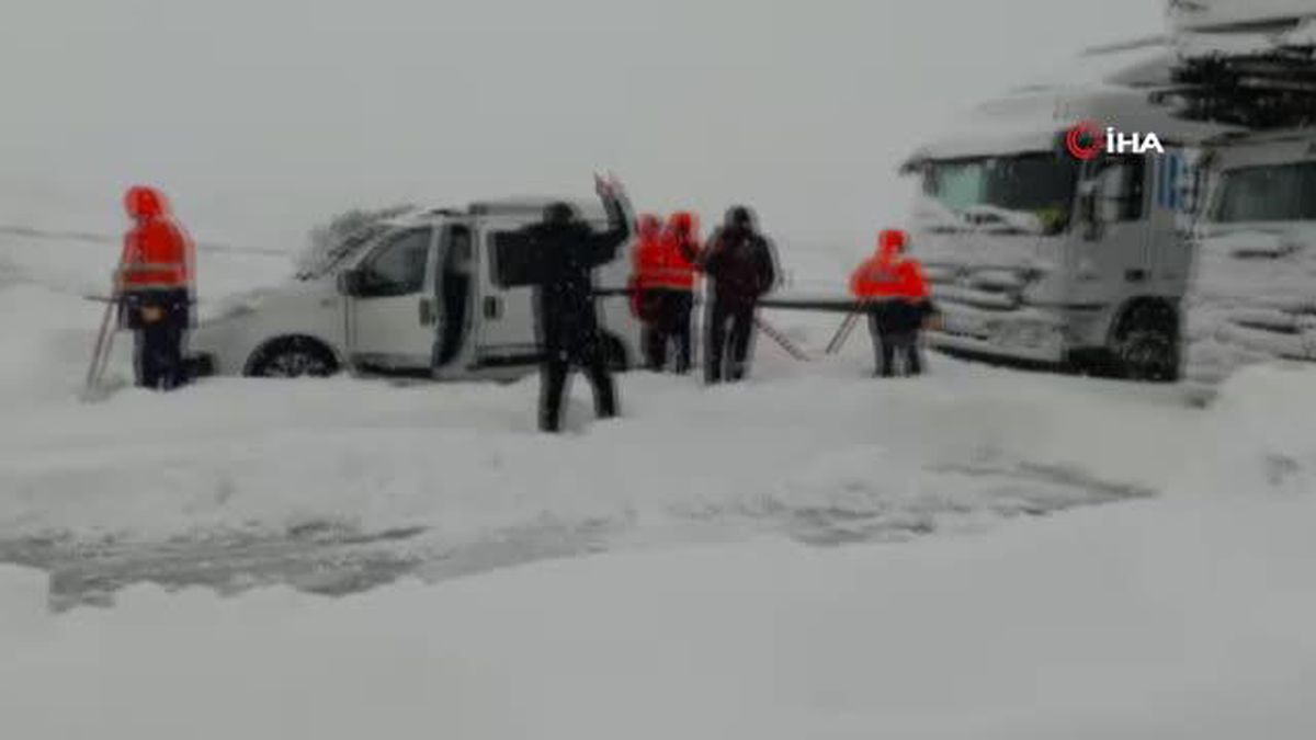 Karda mahsur kaldı göbek attı