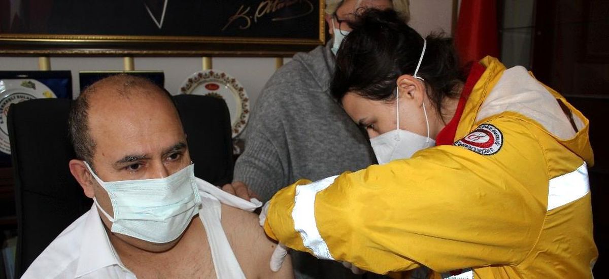 Son dakika haber: Kaymakam Ünal korona virüs aşısının ilk dozunu yaptırdı