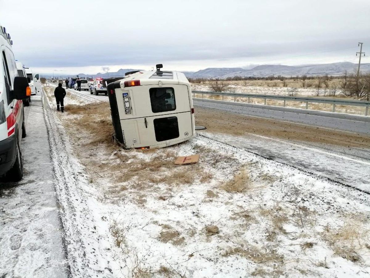 Kayseri\'de işçi servisi kaygan yolda devrildi: 10 yaralı