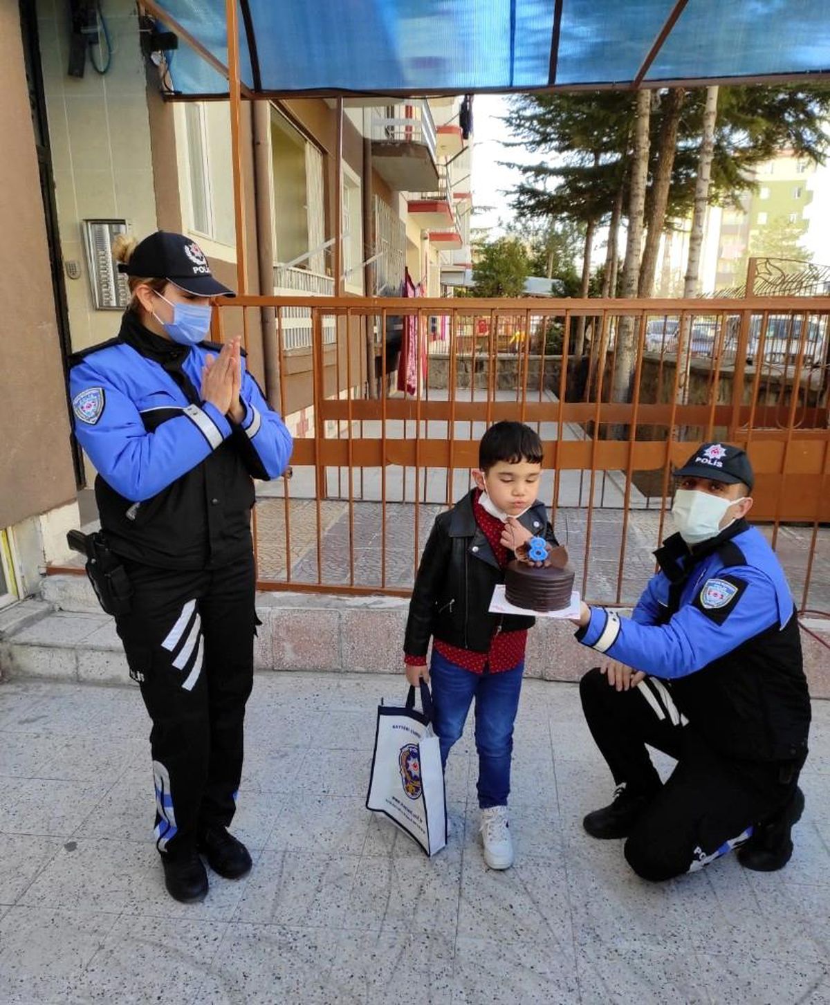 Son dakika haberleri... Kayseri polisinden küçük Abdullah\'a sürpriz doğum günü
