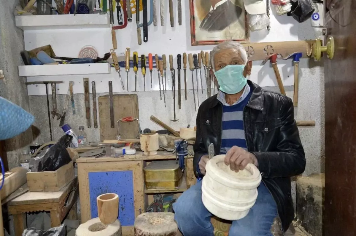 Kibyra'nın tarihi dönemini ahşaptan yaptığı eserlere yansıtıyor