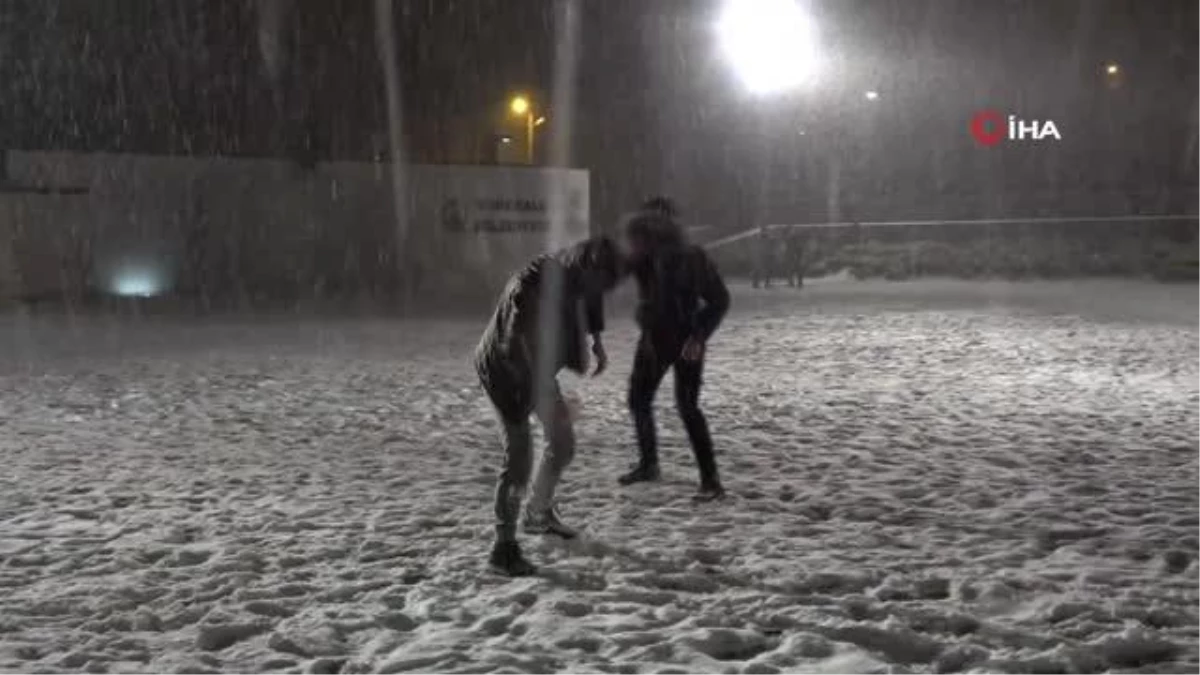 Kırıkkale\'de kar sevinci: Doyasıya kar topu oynadılar