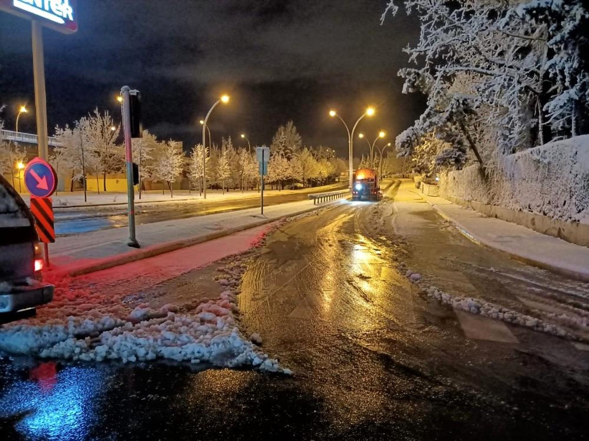 Kocaeli\'de yol açma ve tuzlama çalışmaları sürüyor