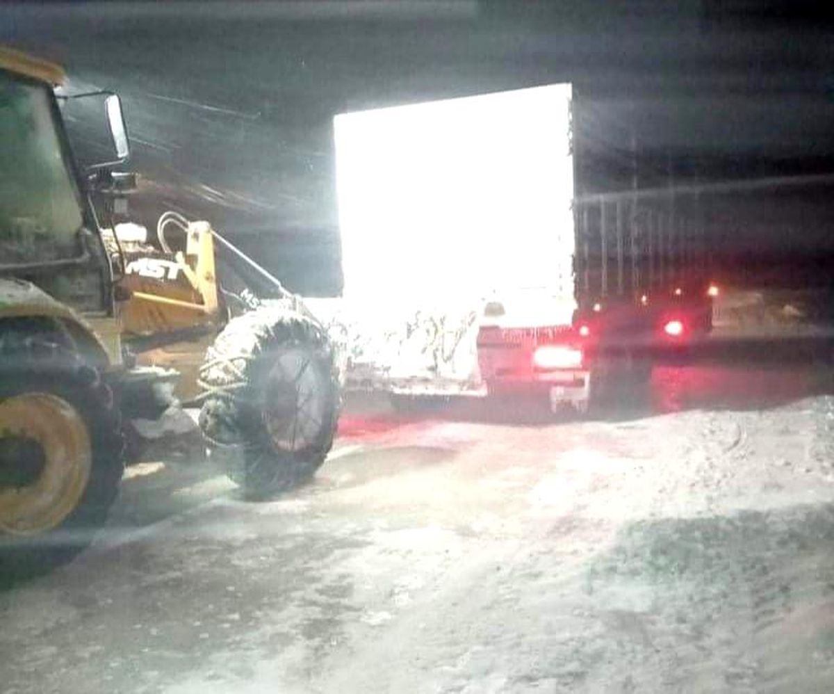 Kütahya\'da tipi nedeniyle yolda kalan tır ve otomobil kurtarıldı