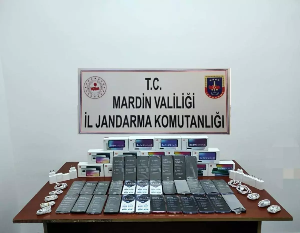 Son dakika: Mardin\'de yolcu otobüsünde 46 adet gümrük kaçağı telefon ele geçirildi