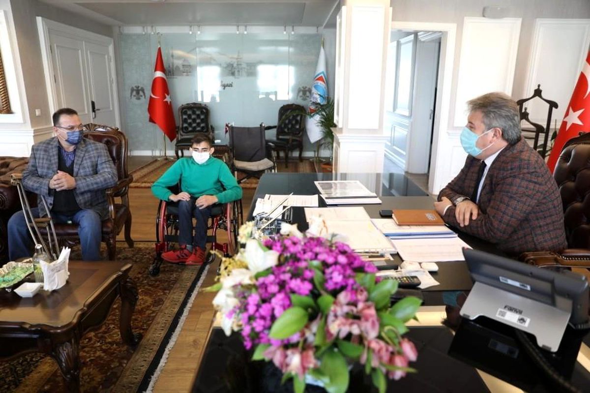 Son dakika... Bedensel engelli sporcuya Melikgazi Belediyesinden yeni tekerlekli sandalye