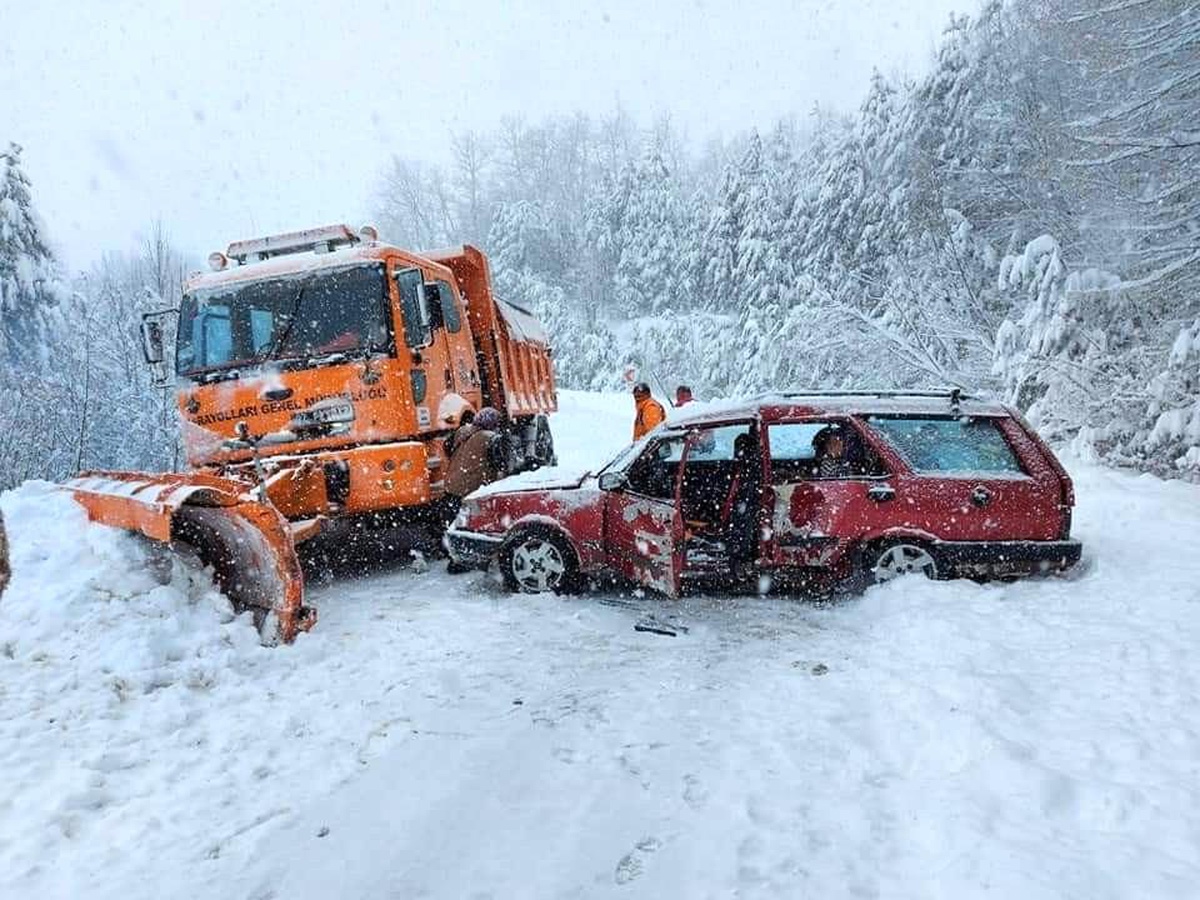 Paletli kar küreme aracı, karşıdan gelen otomobile çarptı: 3 yaralı