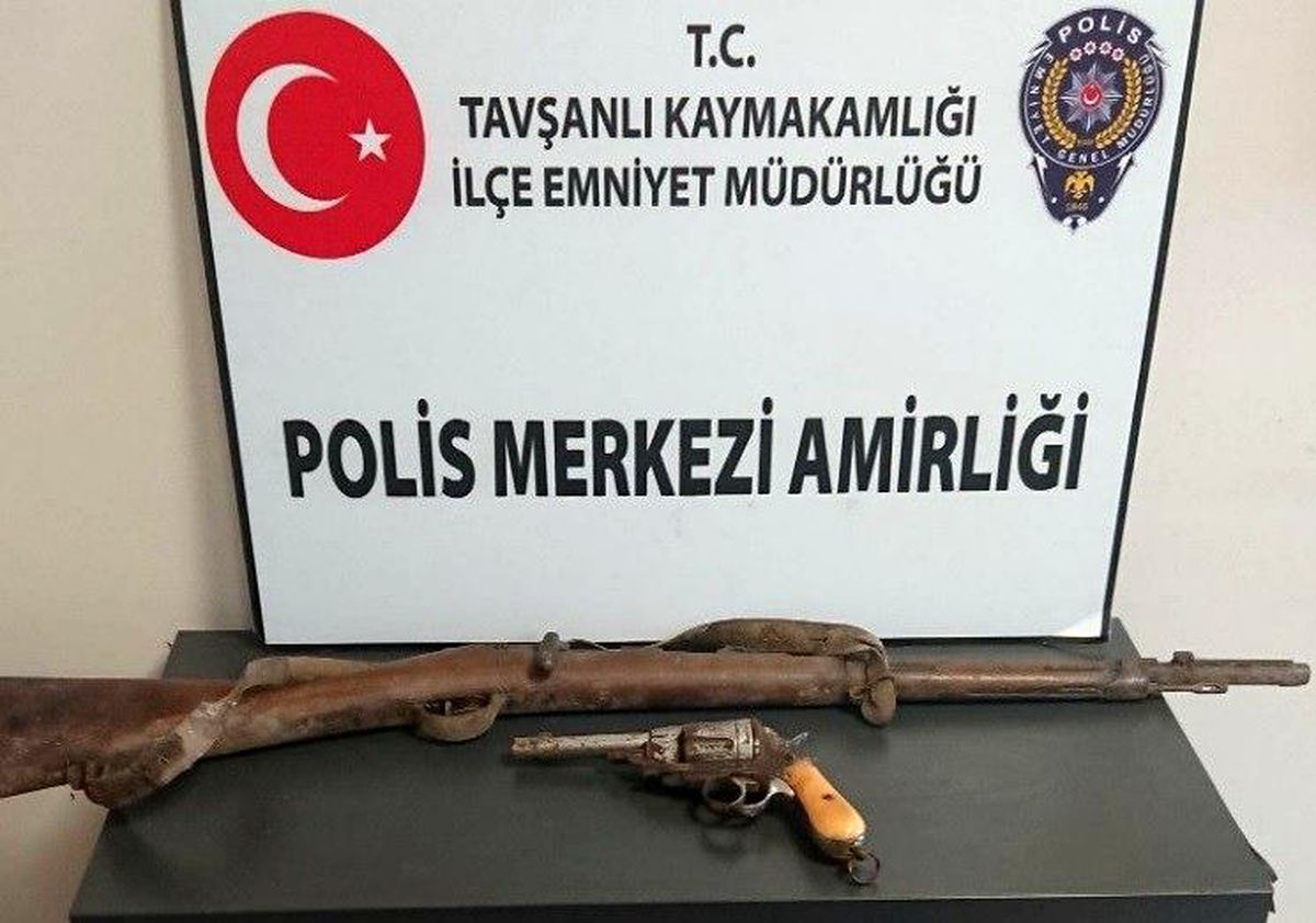 Polis otogarda tarihi eser niteliğinde tüfek ve silah ele geçirdi