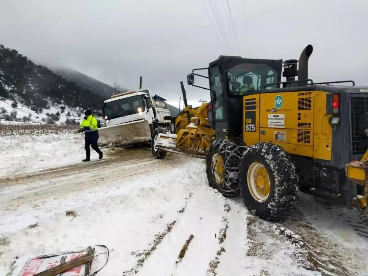 Şarampole düşen İzmir\'in kar küreme aracını Manisa ekipleri kurtardı