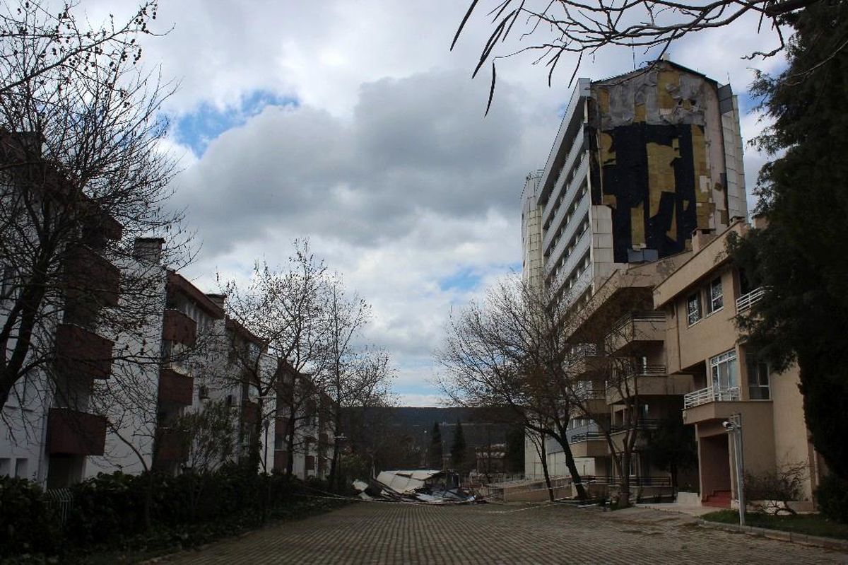 Şiddetli rüzgar, Meslek Yüksek Okulu'nun dış cephesini uçurdu