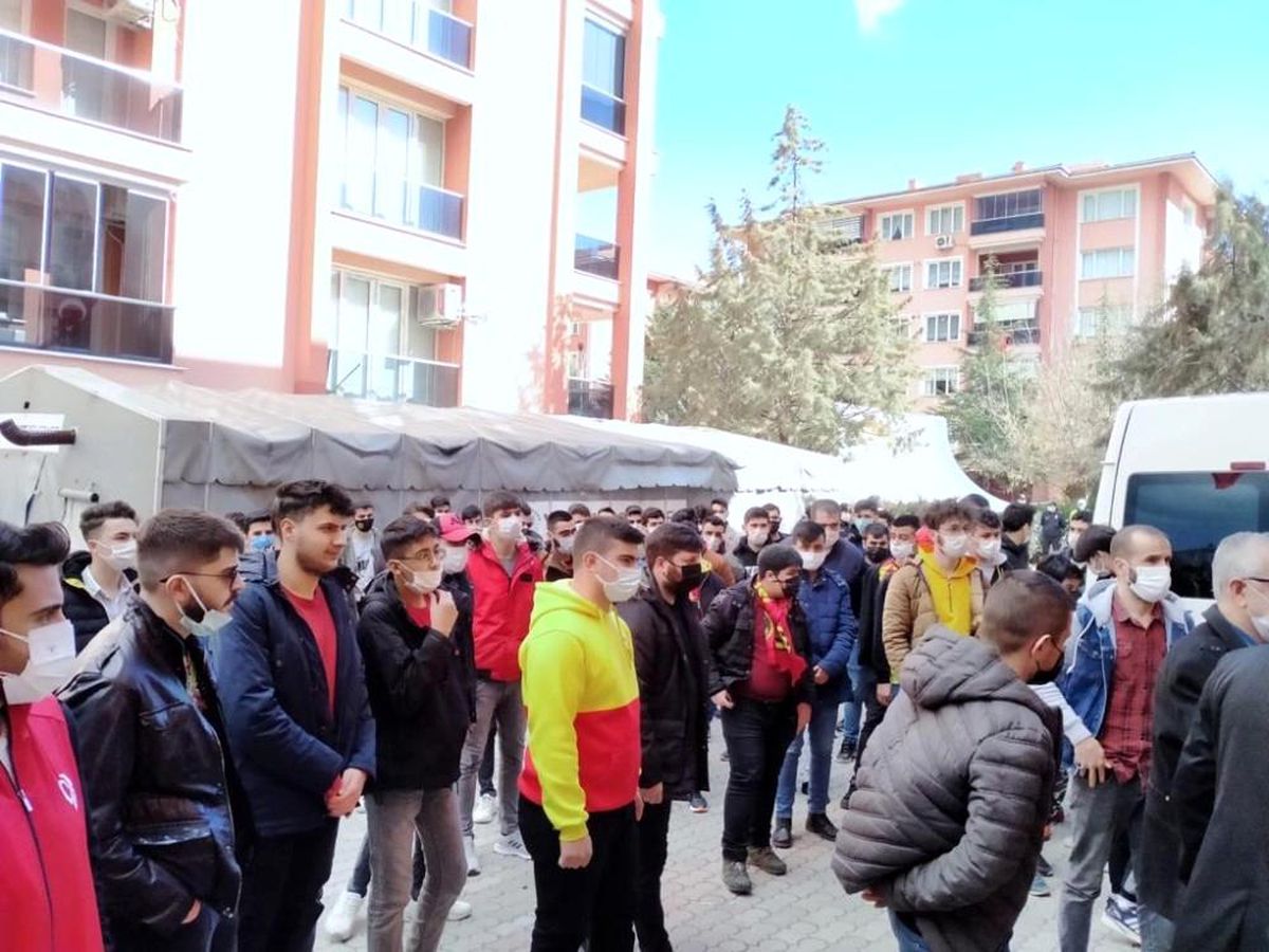 Son dakika haber: Taraftarlardan şehit ailesine taziye ziyareti