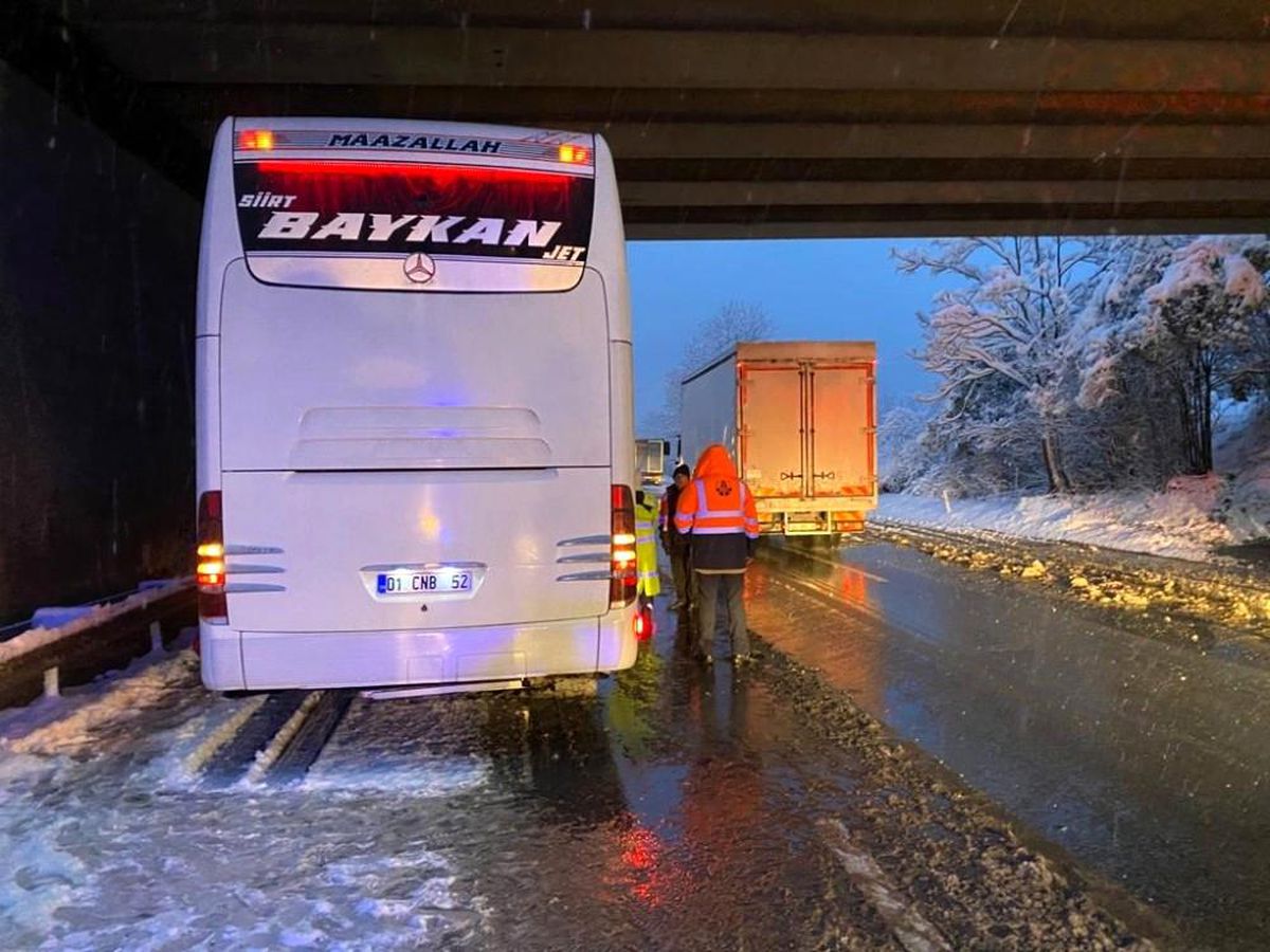 Son Dakika | TEM Otoyolunda, 2 yolcu otobüsü ve 1 tırın karıştığı kazada 6 kişi yaralandı