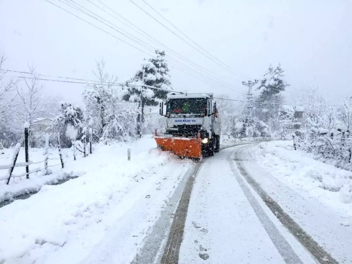 Terme Belediyesi ekipleri karla mücadele çalışmalarını sürdürüyor