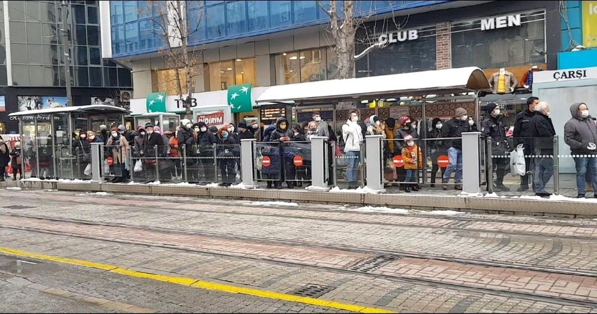 Tramvay durağından sosyal mesafesiz bildik görüntüler