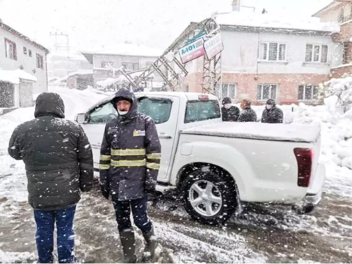 Yıkılan elektrik direkleri için seferber olundu