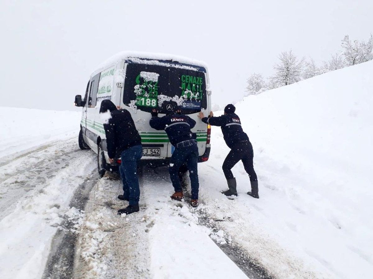 Yolda kalan cenaze nakil aracını ekipler kurtardı