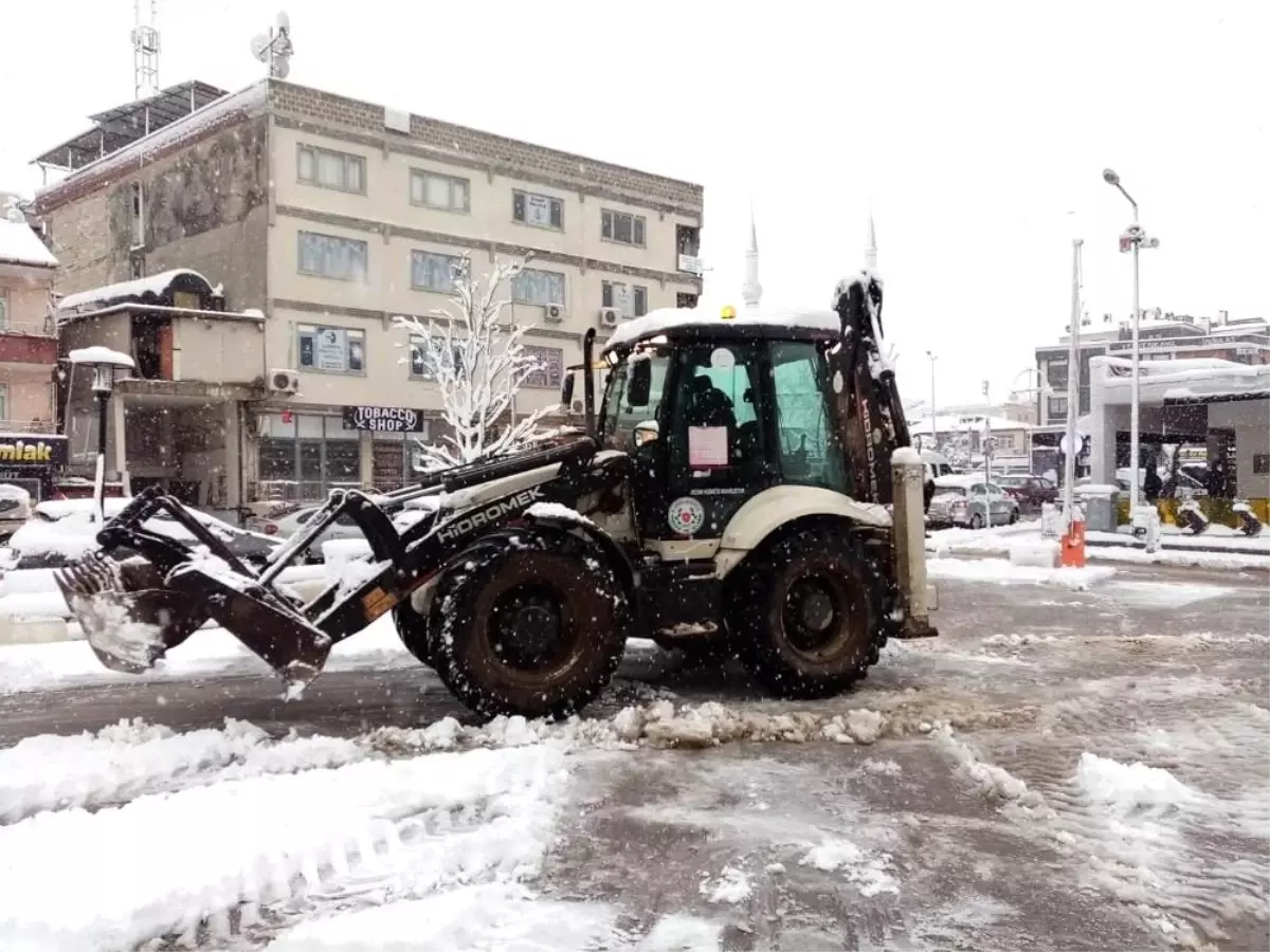 Altınova\'da karla mücadele çalışmaları sürüyor