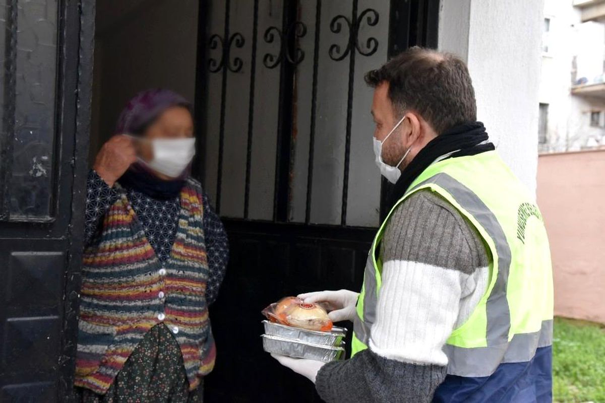Yunusemre soğuk kış günlerinde de ihtiyaç sahiplerini unutmuyor