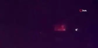 Zeytinburnu'nda 4 katlı binanın çatısı alev alev yandı