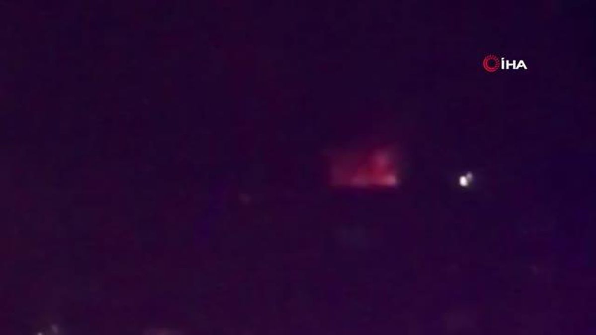 Zeytinburnu'nda 4 katlı binanın çatısı alev alev yandı