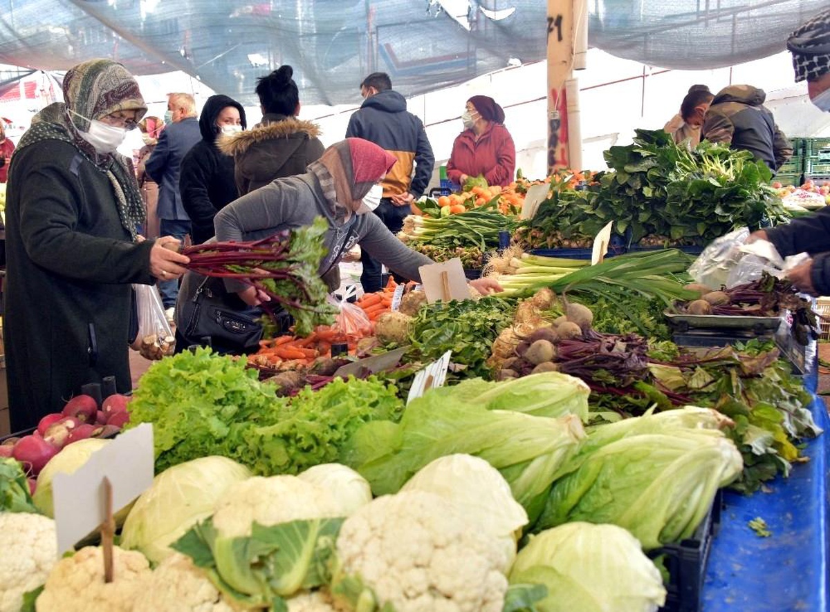 Aliağa pazarlarını kışlık sebze ve meyveler şenlendiriyor