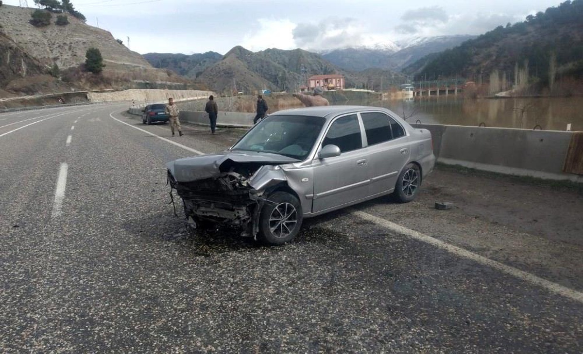Bariyere çarpan otomobilin sürücüsü yaralandı