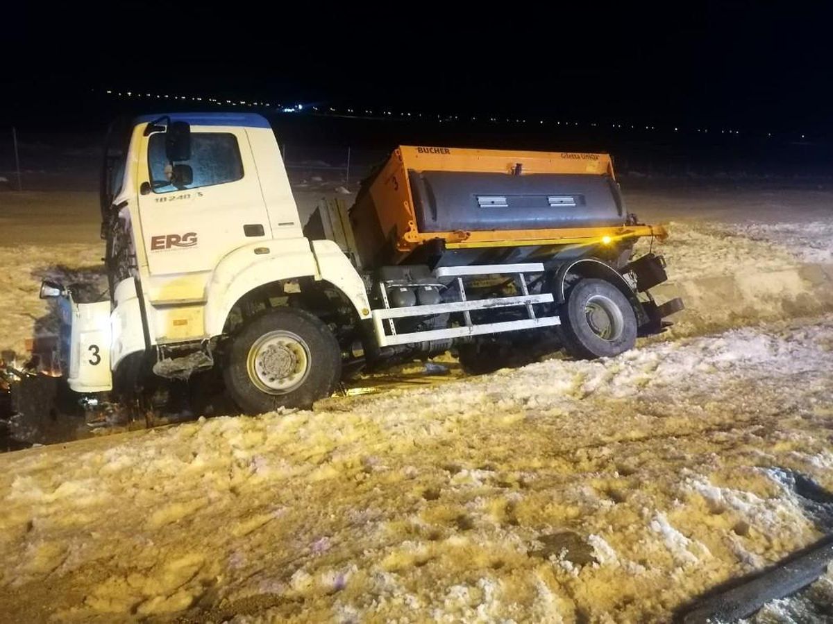 Başkent\'te kar küreme aracı su kanalına devrildi: 1 ölü