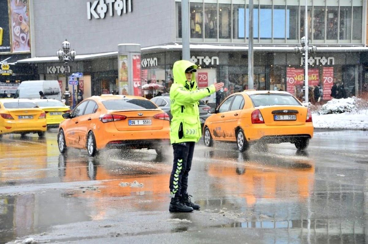 Başkent\'te yolda kalanın da, aracı bozulanın da yardımına polis koştu