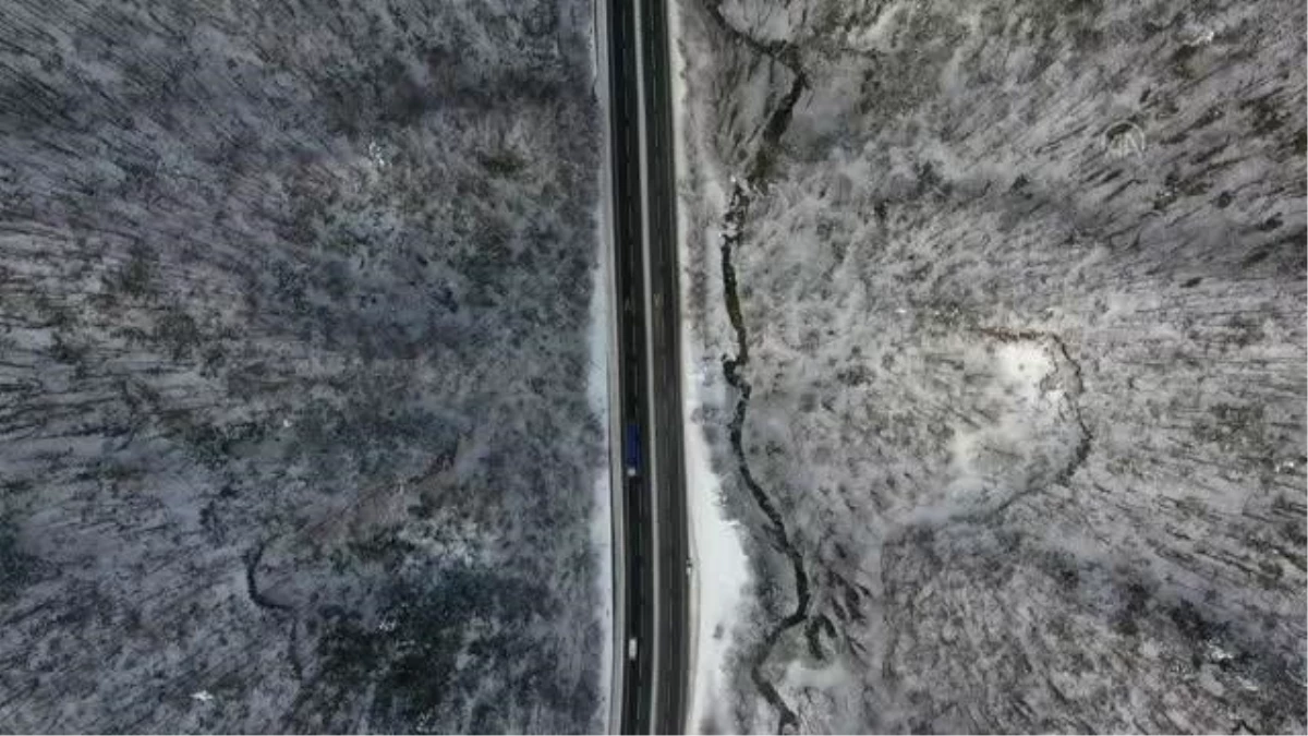 Batı Karadeniz Bağlantı Yolu\'nun beyaza bürünen manzarası havadan görüntülendi