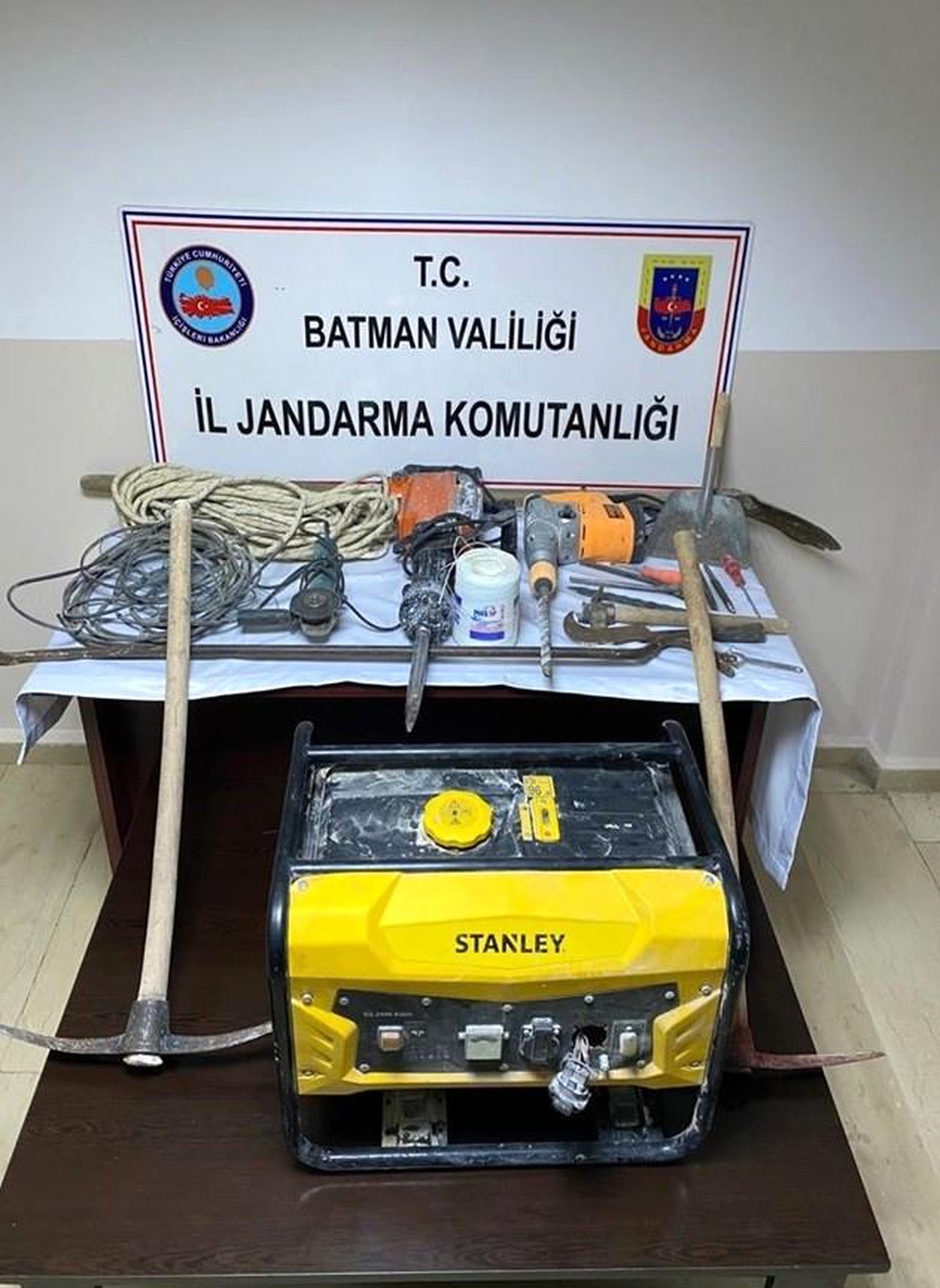 Son dakika: Batman\'da 60 metre derinliğinde kaçak kazı kazan 2 kişi suçüstü yakalandı