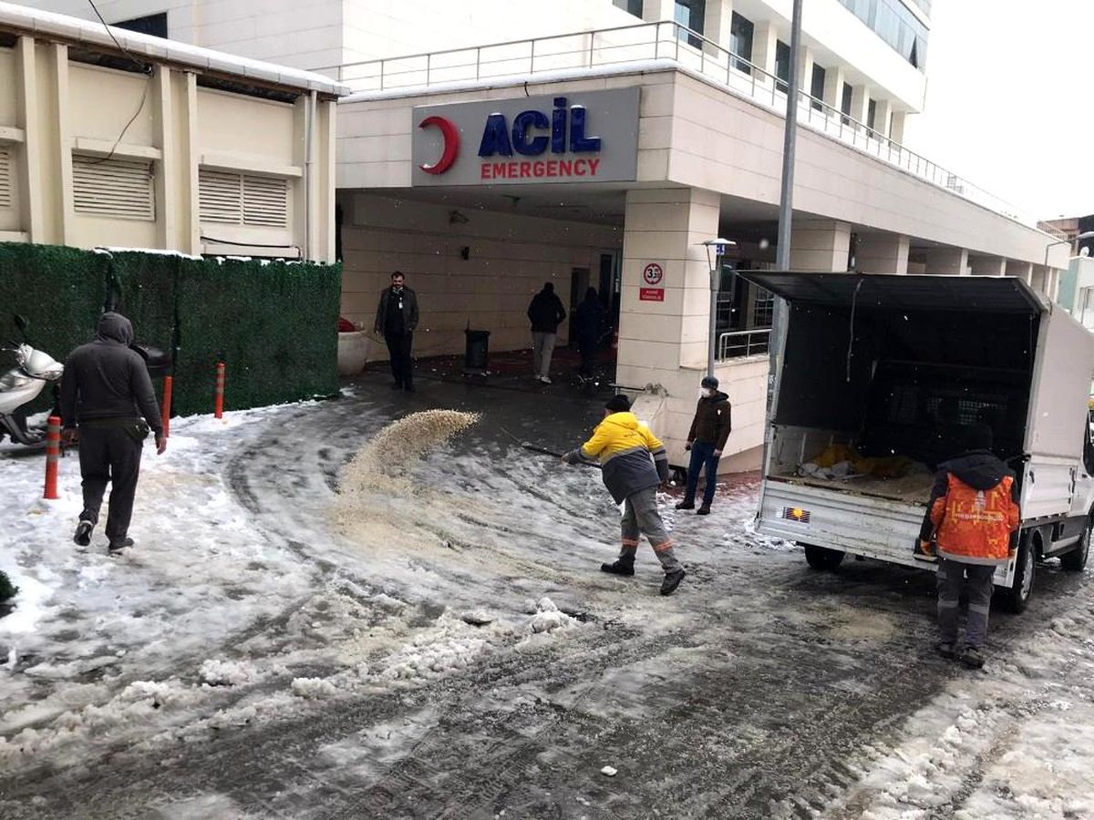Beyoğlu\'nda karla mücadele aralıksız devam ediyor