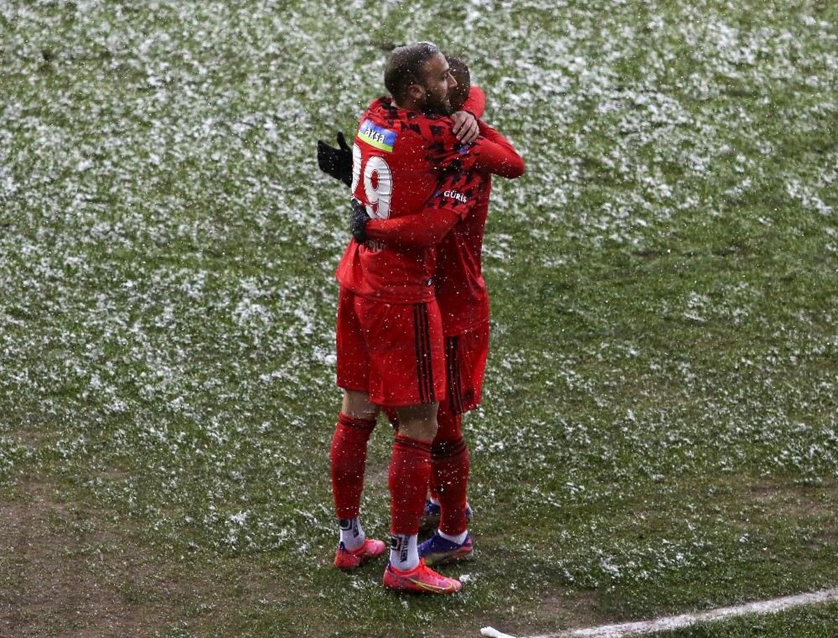 Cenk Tosun\'a durmak yok