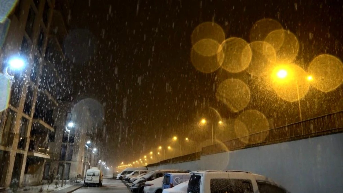 Diyarbakır\'da aniden bastıran lapa lapa kar görsel şölen oluşturdu