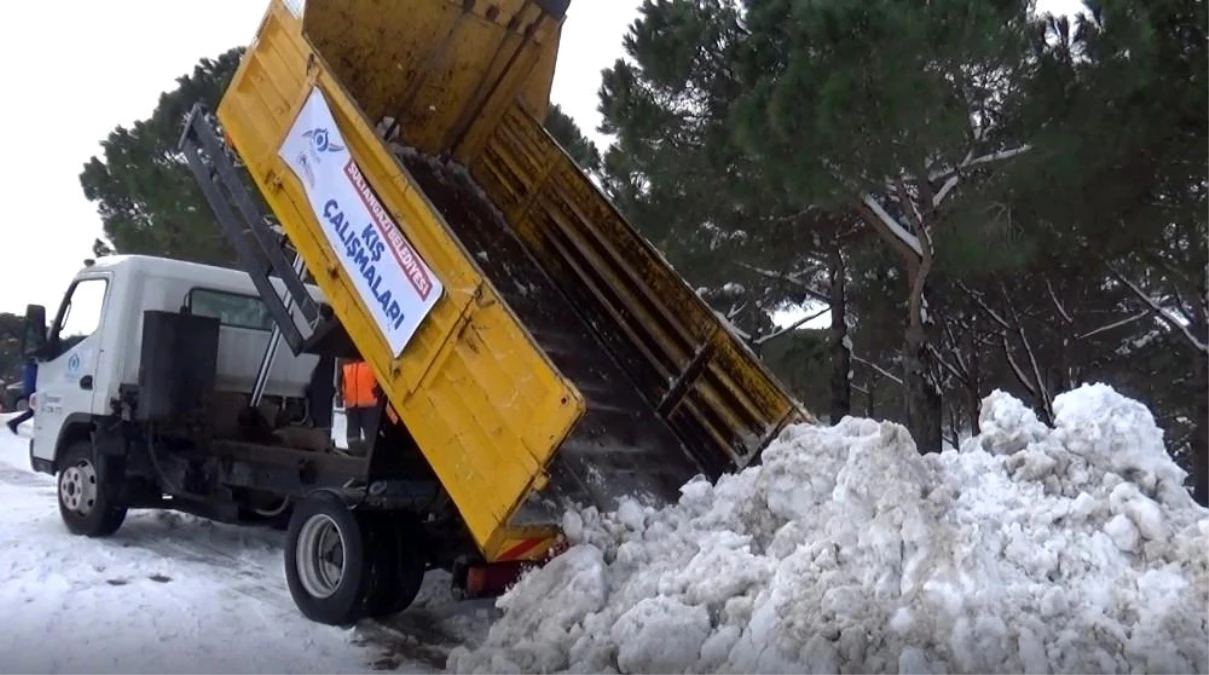 Ekipler tarafından toplanan kamyon kamyon kar Alibeyköy Barajı çevresine dökülüyor