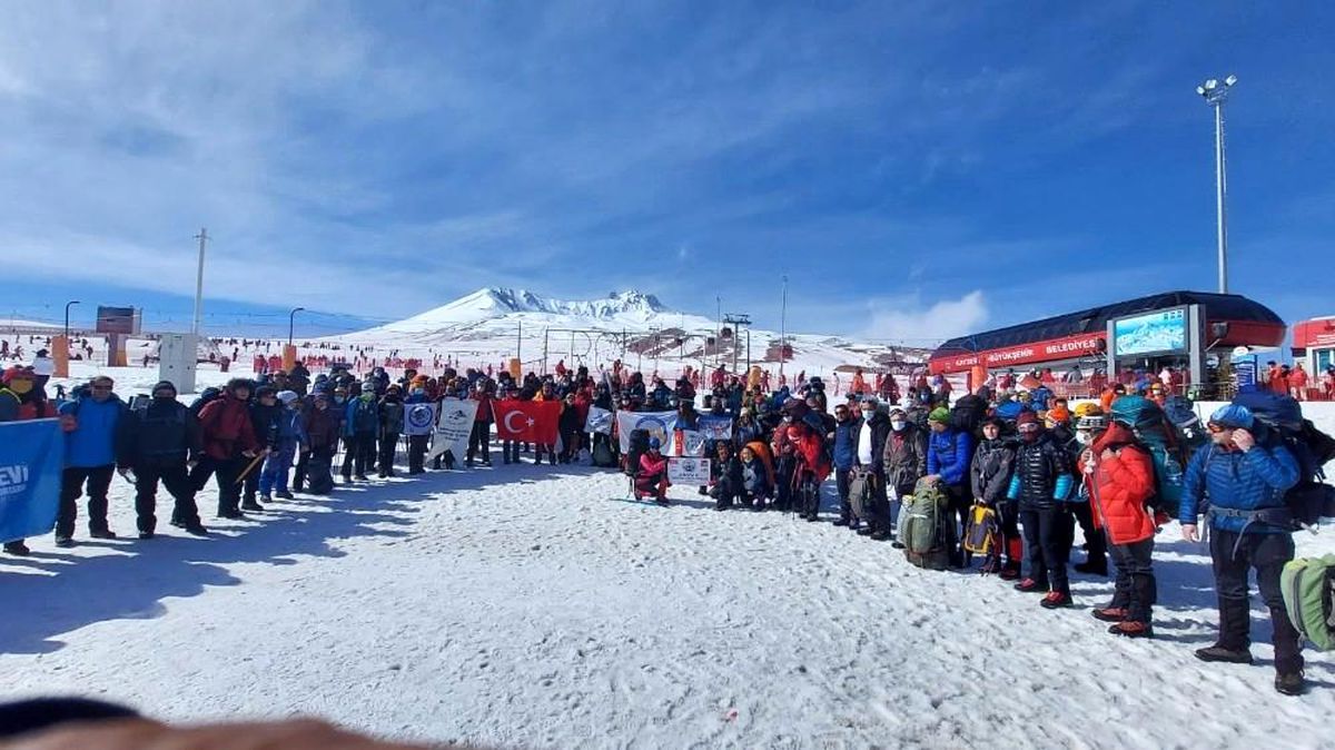 Erciyes Kış Zirve Tırmanışına katılan dağcılara katılım belgeleri verildi