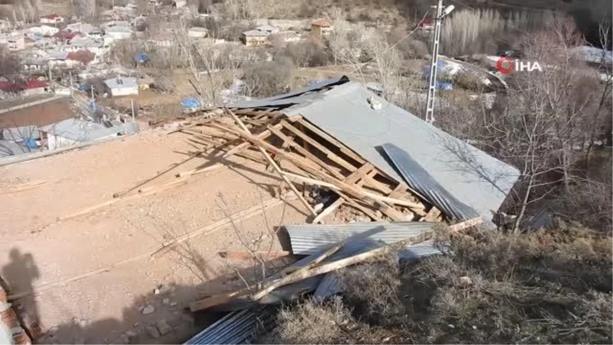 Erzincan\'da fırtına bir evin çatısını komple uçurdu