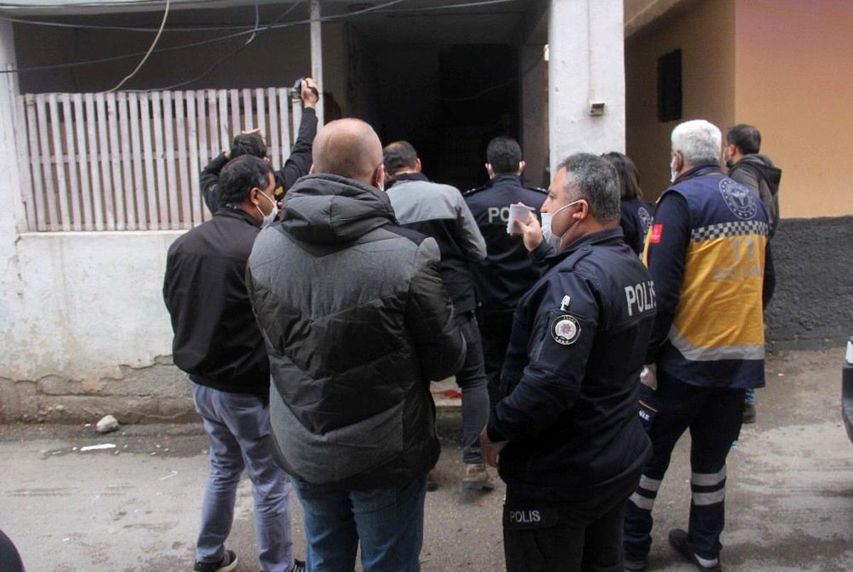 Evini bastıkları genci darp edip silahla öldürdüler
