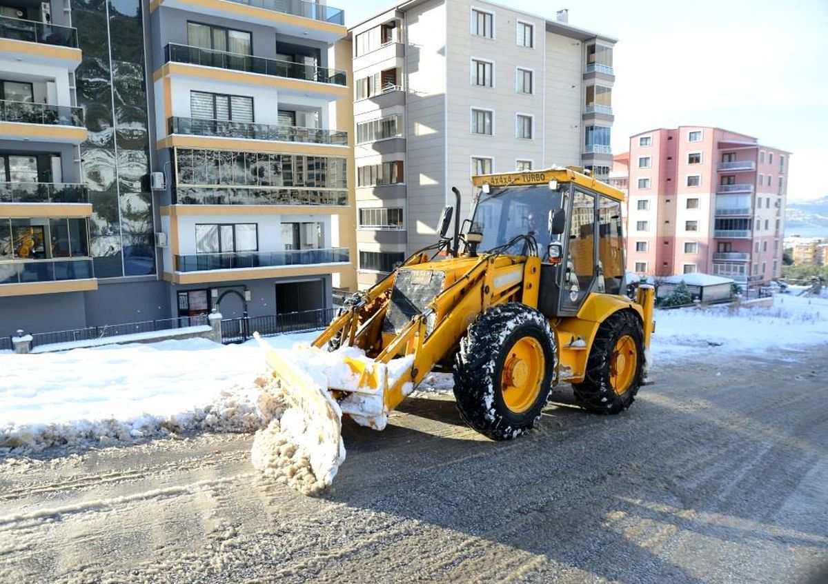Gemlik Belediyesi\'nden 24 saat kar mesaisi