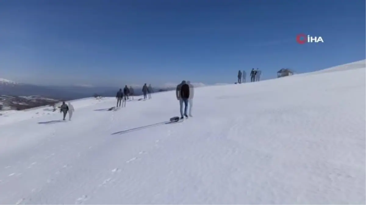 Gençler kendi yaptıkları kızaklarla karın tadını böyle çıkardı