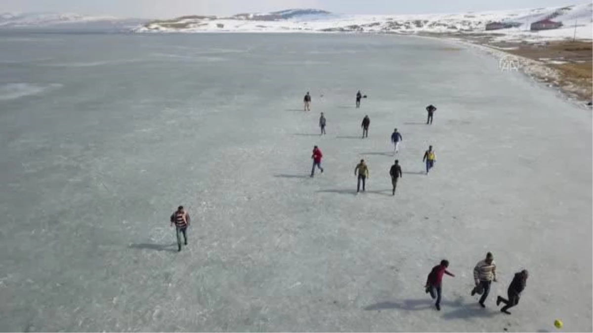 Gençler yüzeyi buz tutan Nazik Gölü\'nde futbol oynadı