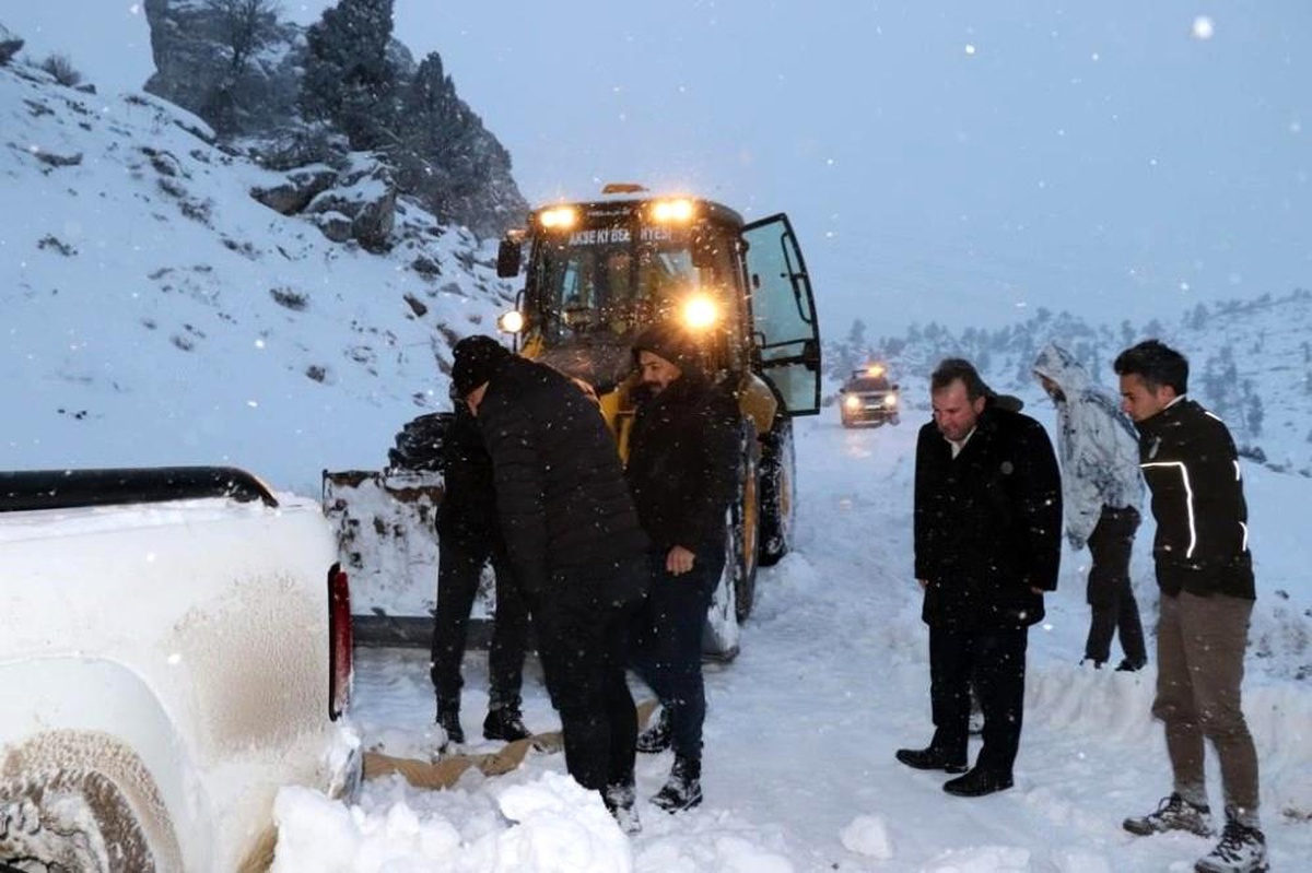 Hayvanları beslemek için gittikleri Giden Gelmez Dağları\'nda mahsur kaldılar